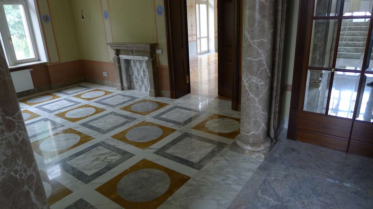 FLOOR OF NATURAL STONE